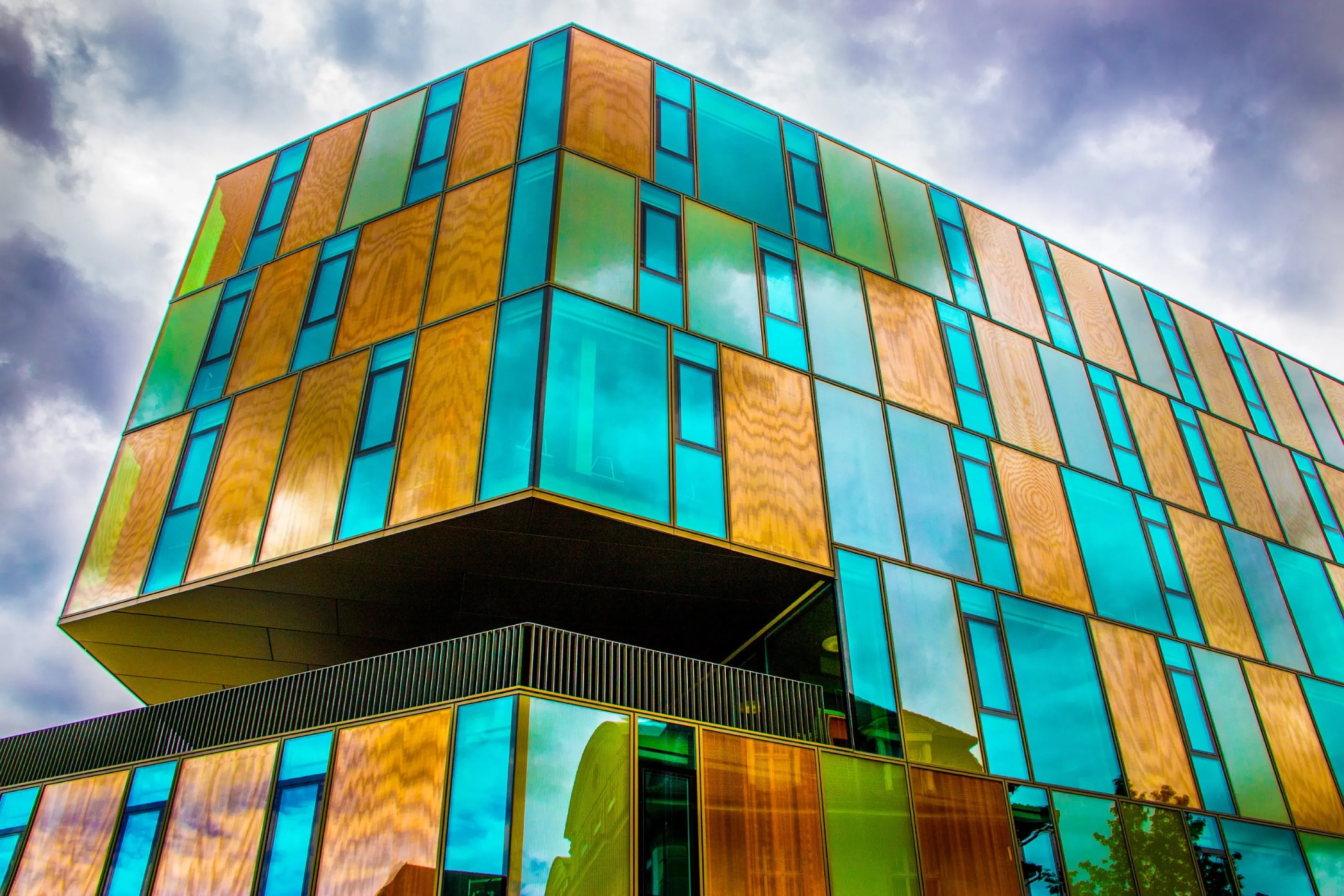 Fachada de vidrio de un edificio contemporáneo