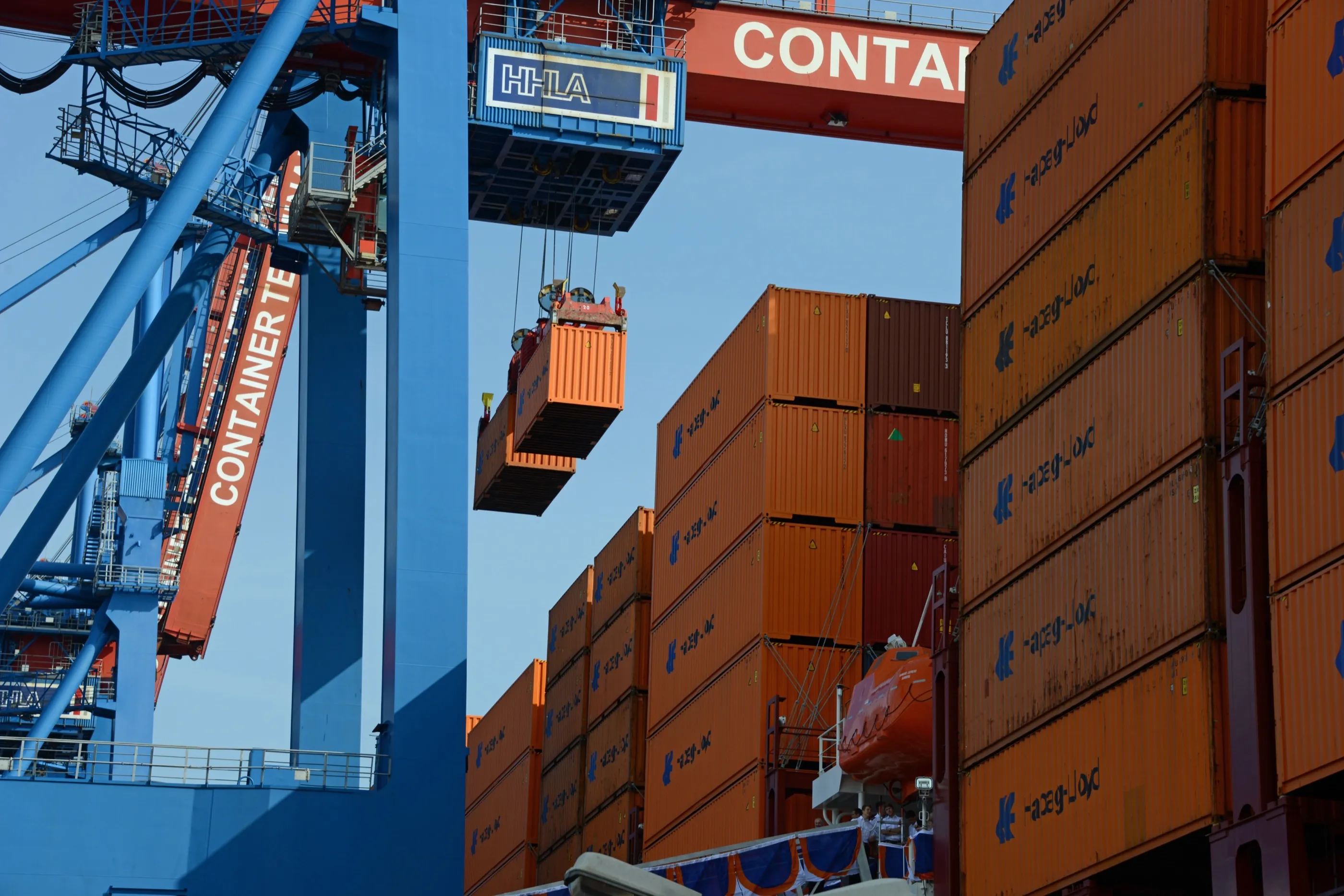 Grúa pórtico izando un contenedor en una terminal portuaria