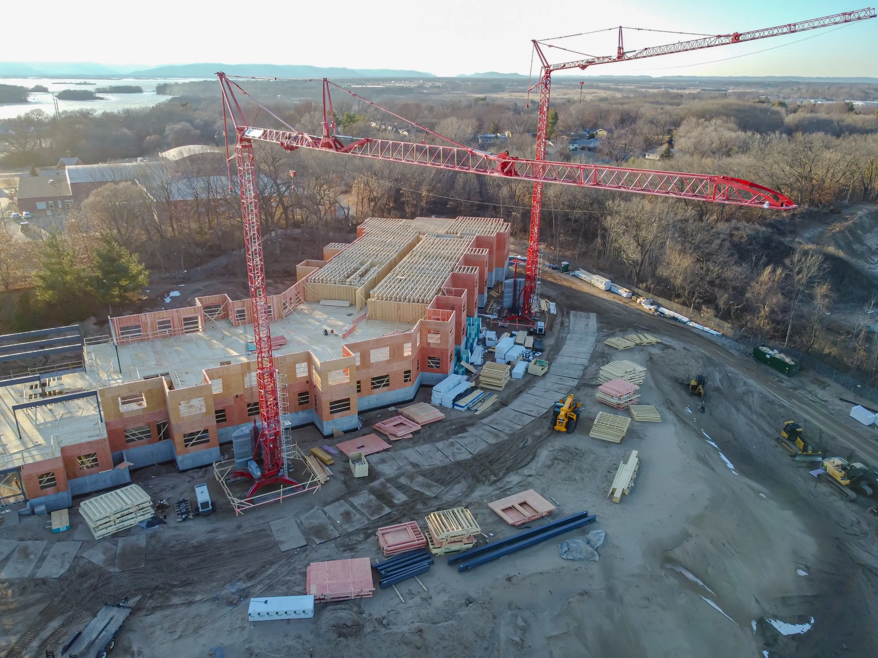 Obra en construcción con grúas torre