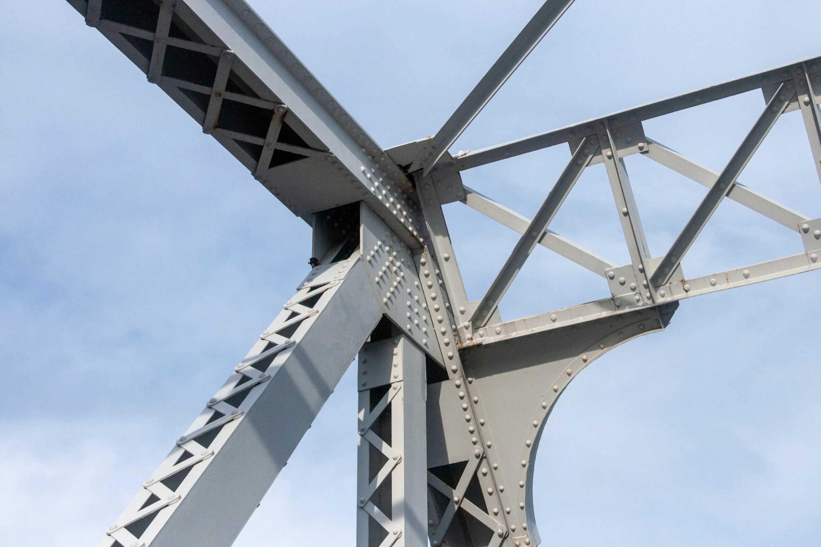 Detalle de una estructura metálica de puente
