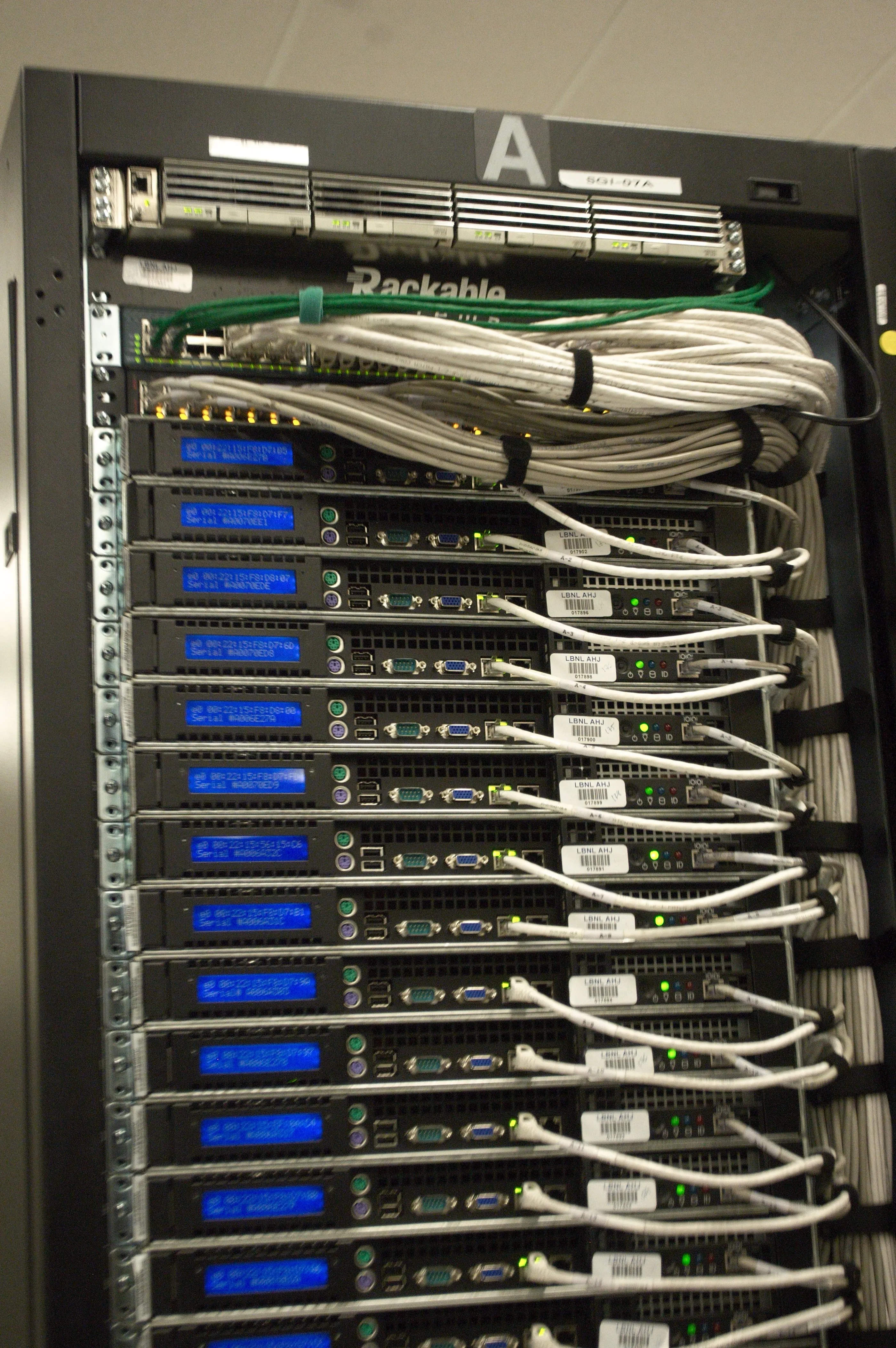 Bastidores de servidores en un centro de datos